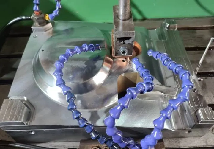 Low price strategy of China mold making industry
